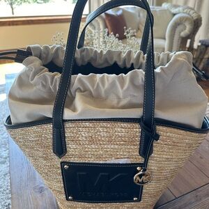 Michael Kors
MICHAEL KORS
Kimber Large Tote
Drawstring